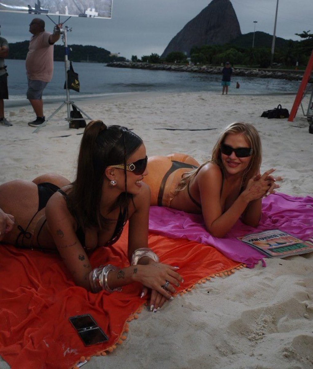 emilia mernes y luisa sonza 🍑