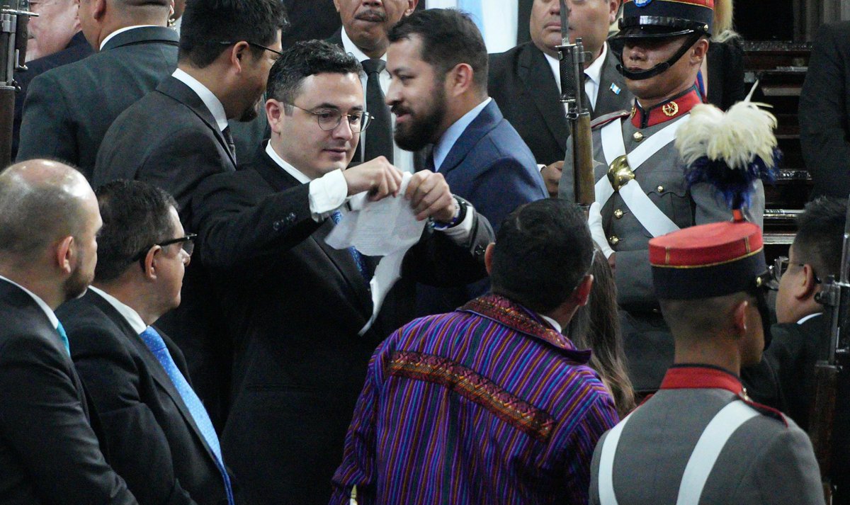 AngelRTeo's tweet photo. #URGENTE Magistrados de la CSJ  rechazaron in limine la solicitud de retiro de inmunidad presentada por el MP en contra del diputado @samuel_pz  por la denuncia interpuesta por el diputado Bequer Chocooj, relacionada al incidente registrado en 2025, cuando Pérez rompió una hoja que Chocooj intentó entregarle al presidente Bernardo Arévalo.