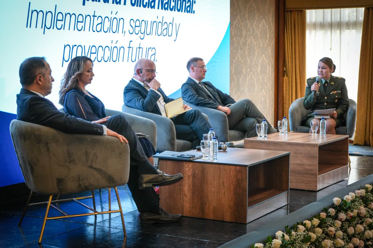 PoliciaUNIPEP's tweet photo. En el Centro Social de Oficiales, realizamos el conversatorio 'Retos en el procesos de paz en Colombia para la Policía Nacional: implementación, seguridad y proyección futura', junto a los exdirectores de la #UNIPEP, líderes que forjaron las bases para la construcción de paz. ✍️ https://t.co/xIZqevRMYW