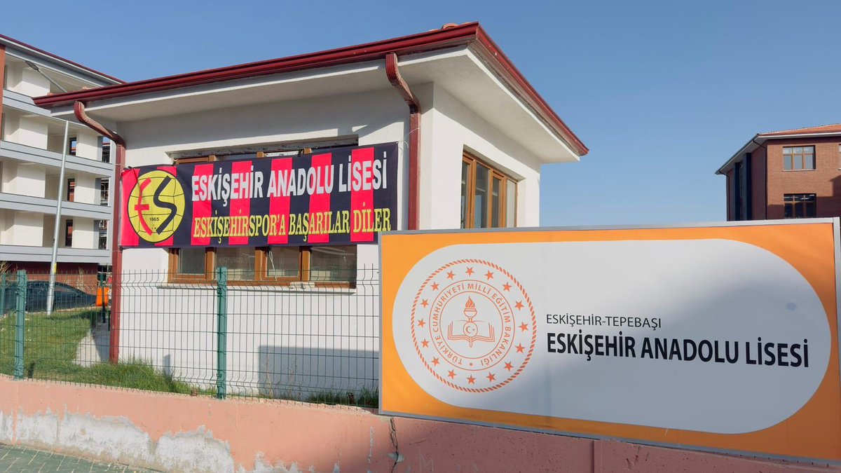 ufukesk's tweet photo. Şehrin gururu, şehrin okulu 🖤♥️

#eal https://t.co/TcixKmf3Ee