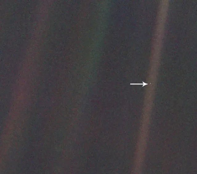 En el día de la Tierra no les traigo la foto más detallada, ni la más actual de nuestro planeta, pero en cambio les traigo una de las reflexiones más profundas que ha dejado la astronomía a través de uno de los divulgadores científicos más queridos de la historia. 

Un “Punto