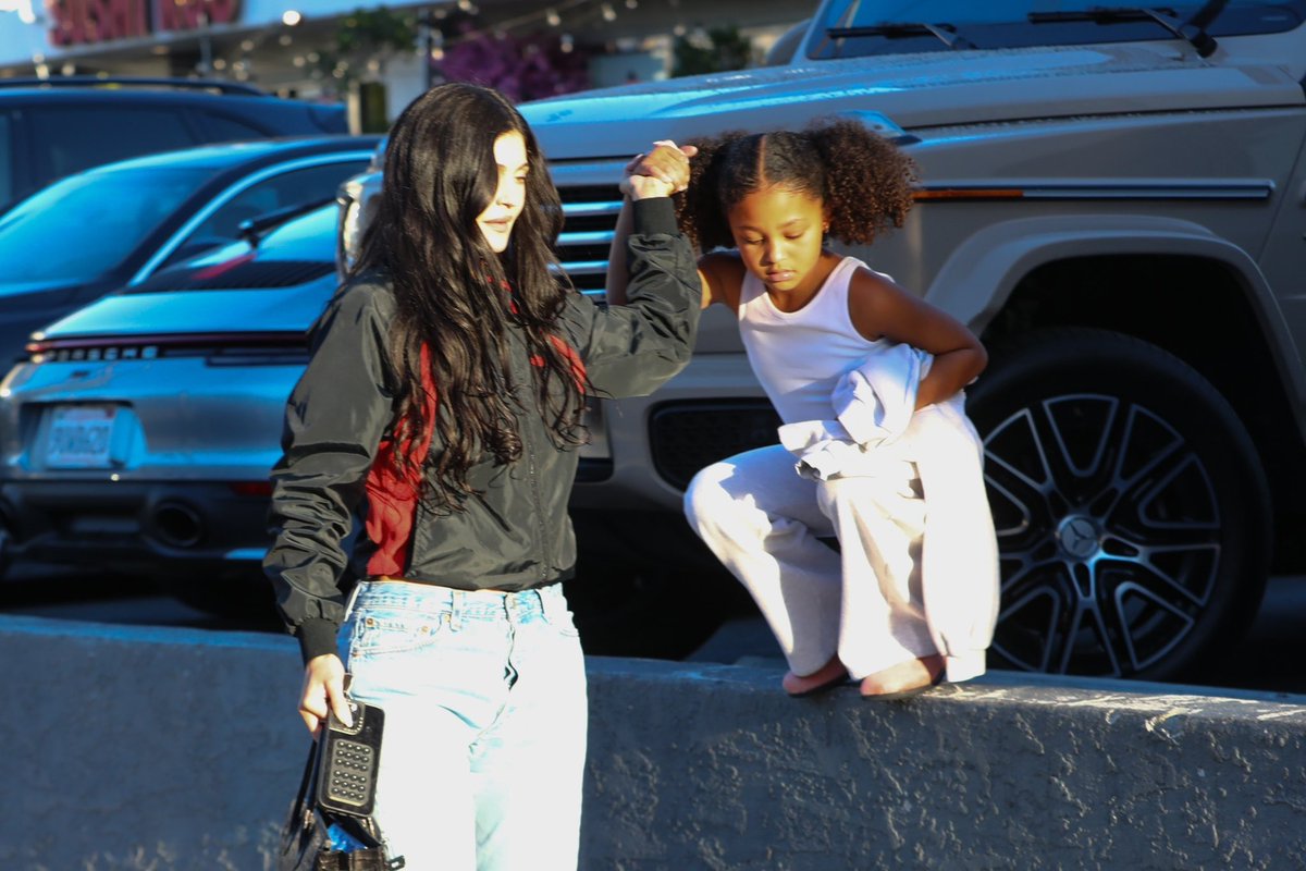 MidiaAccess's tweet photo. Kylie Jenner e Stormi Webster chegando ao restaurante “Manpuku” de BBQ japonês em Los Angeles, Califórnia | 21 de Abril. https://t.co/URHzVpDKxa