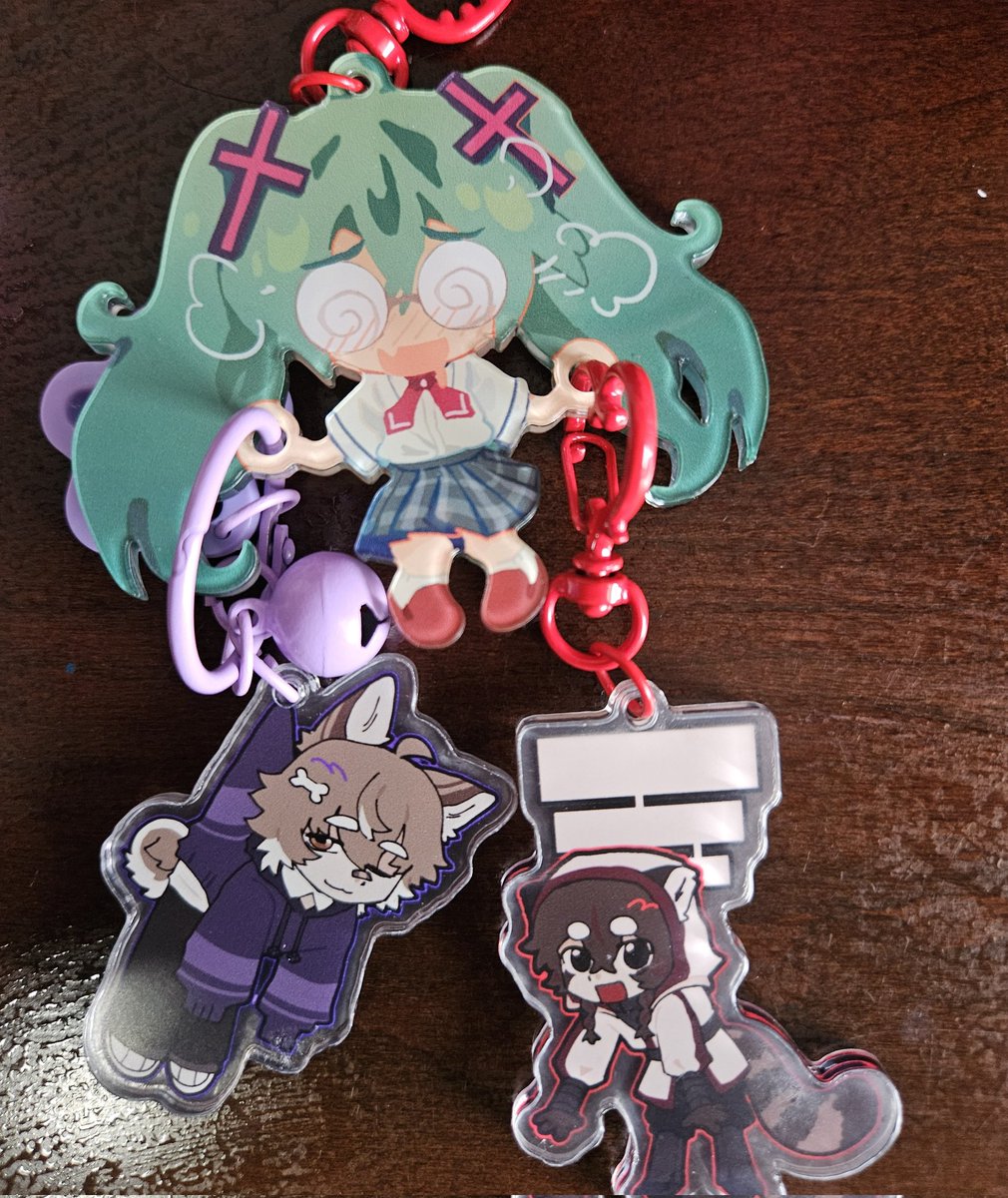 i can finally use my miku keychain LES GOOOO 🙏🙏 (nexe and ewron keychains from <a href="/Rotling3253781/">Rotling | I 💚 NEXTI</a> !!)