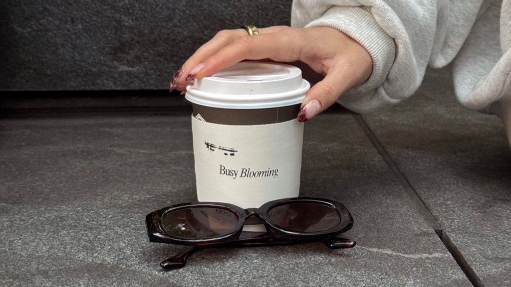 فتاة بيّن حُب القهَوة والرِِقه