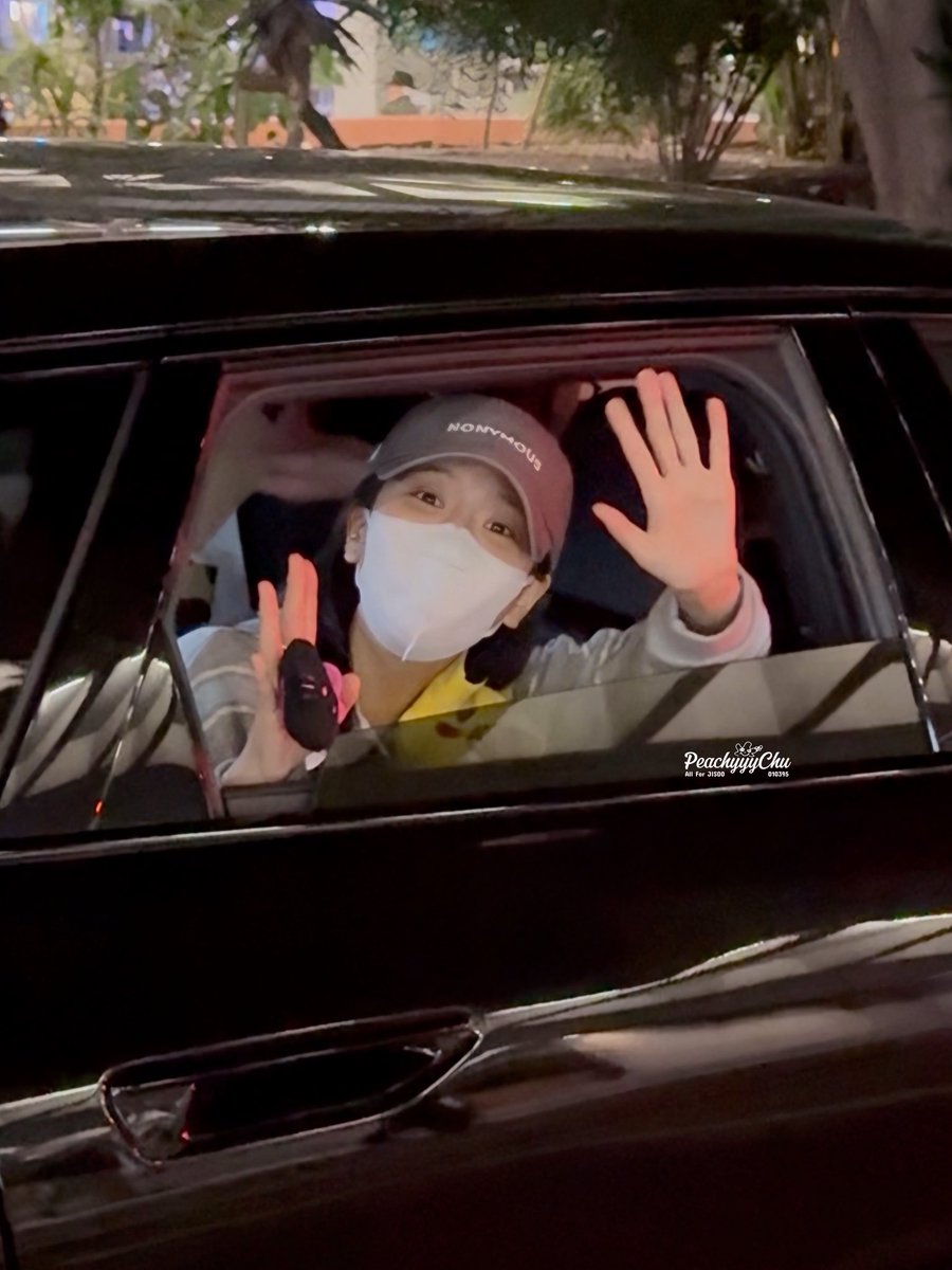 NOOO MIREN LO FELIZ QUE ESTA AL VER A LOS FANS MÁS LES VALE SEGUIR APOYANDO A JISOO EN TODO