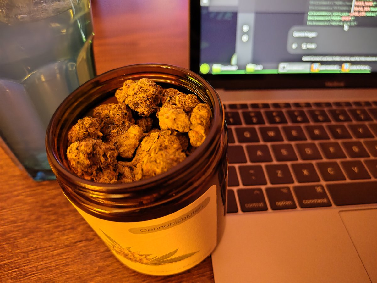 alecs1337's tweet image. Neues hochpotentes #Sativa-#Weed abgefüllt, jetzt sind die Arbeitstage und besonders die Dienstreisen gesichert. 😋
'Jet Fuel Pie' wird mein Fav-Weed, obwohl der Name bescheiden ist. 😁