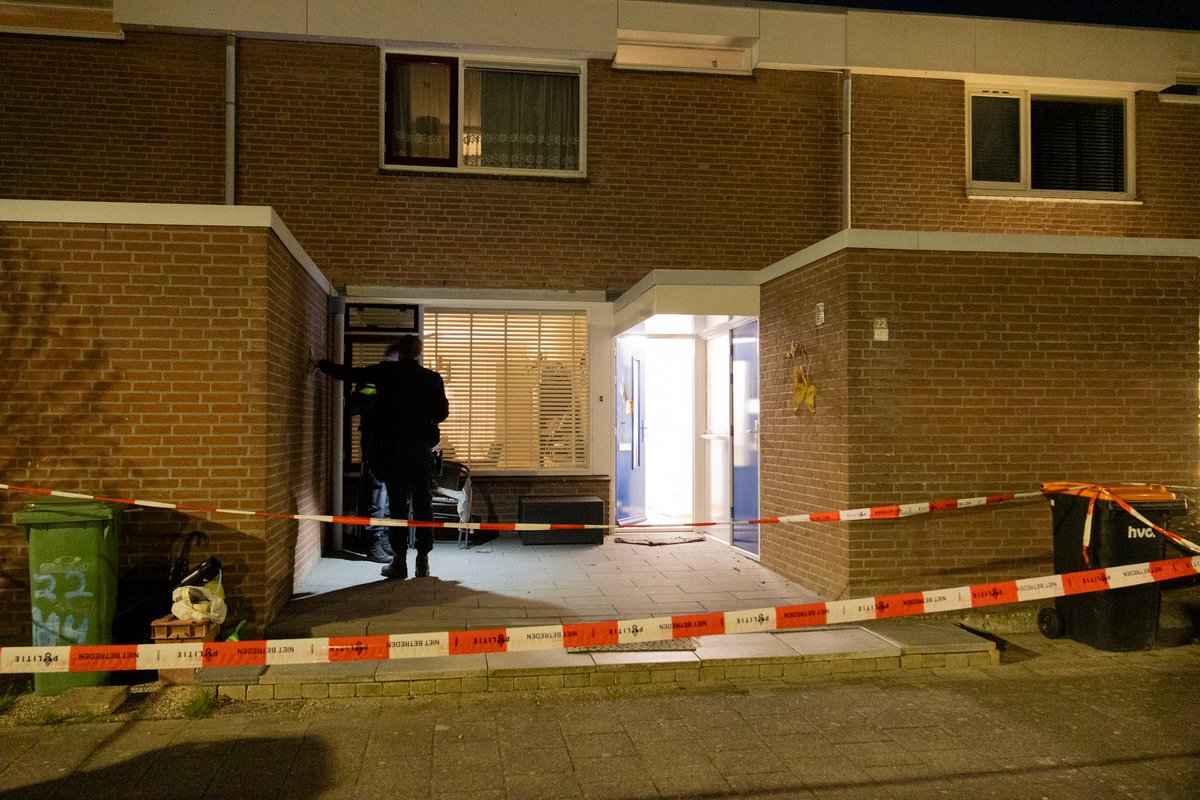 jerfi_pompier's tweet photo. Woensdagavond rond 23:30 heeft er een #Explosie plaatsgevonden bij een woning aan de #Botter22 in #Lelystad. De bewoners waren op het moment van de explosie thuis maar raakte niet gewond. De politie doet momenteel onderzoek. https://t.co/S97fnXrvEp