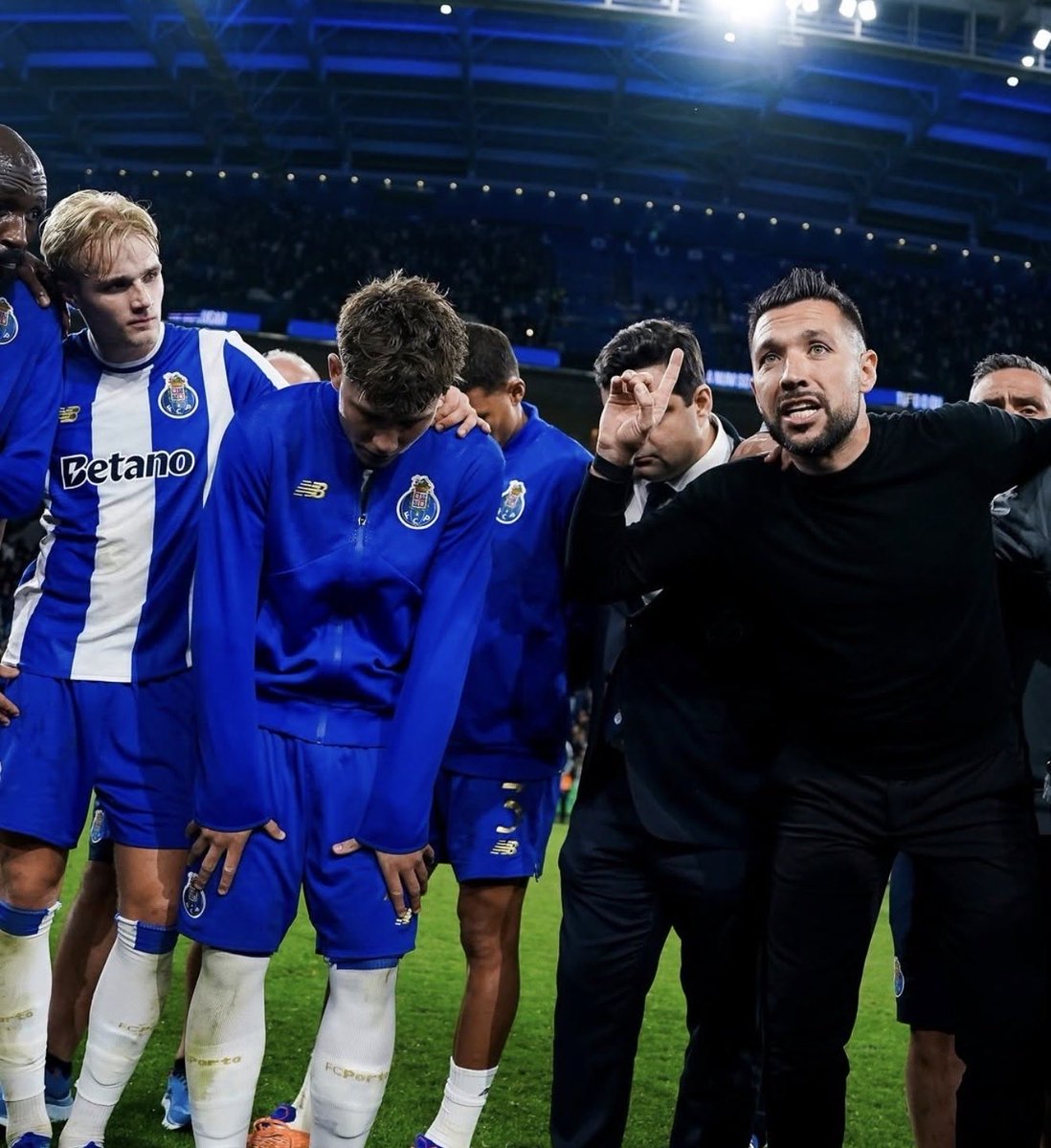 Fomos muito superiores. Mesmo reduzidos a 10 parecia que éramos nós que estávamos em superioridade numérica. 
Orgulho nesta equipa. O que realmente importa chegará em breve 💙