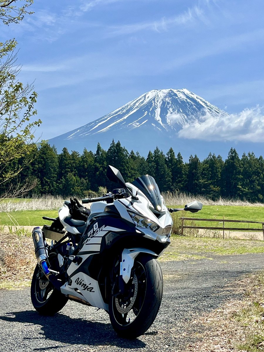 HAWAIIAN_HUSKY's tweet image. おはようございまふらー🏍️ぶんぶん💨

日曜の朝霧高原のおかわり✨

出るの遅くて雲が惜しい😅

#ZX4R
#ninja
#富士山