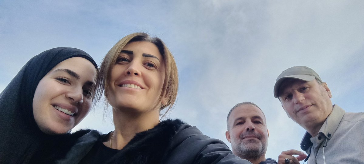 En décembre 2023, la journaliste martyre Amal Khalil publiait cette photo avec les journalistes Ali Cheaib et Fatima Ftouni, ignorant que plus de deux ans plus tard, ils seraient tous trois martyrs.

Elle écrivait : "Nous resterons ici."