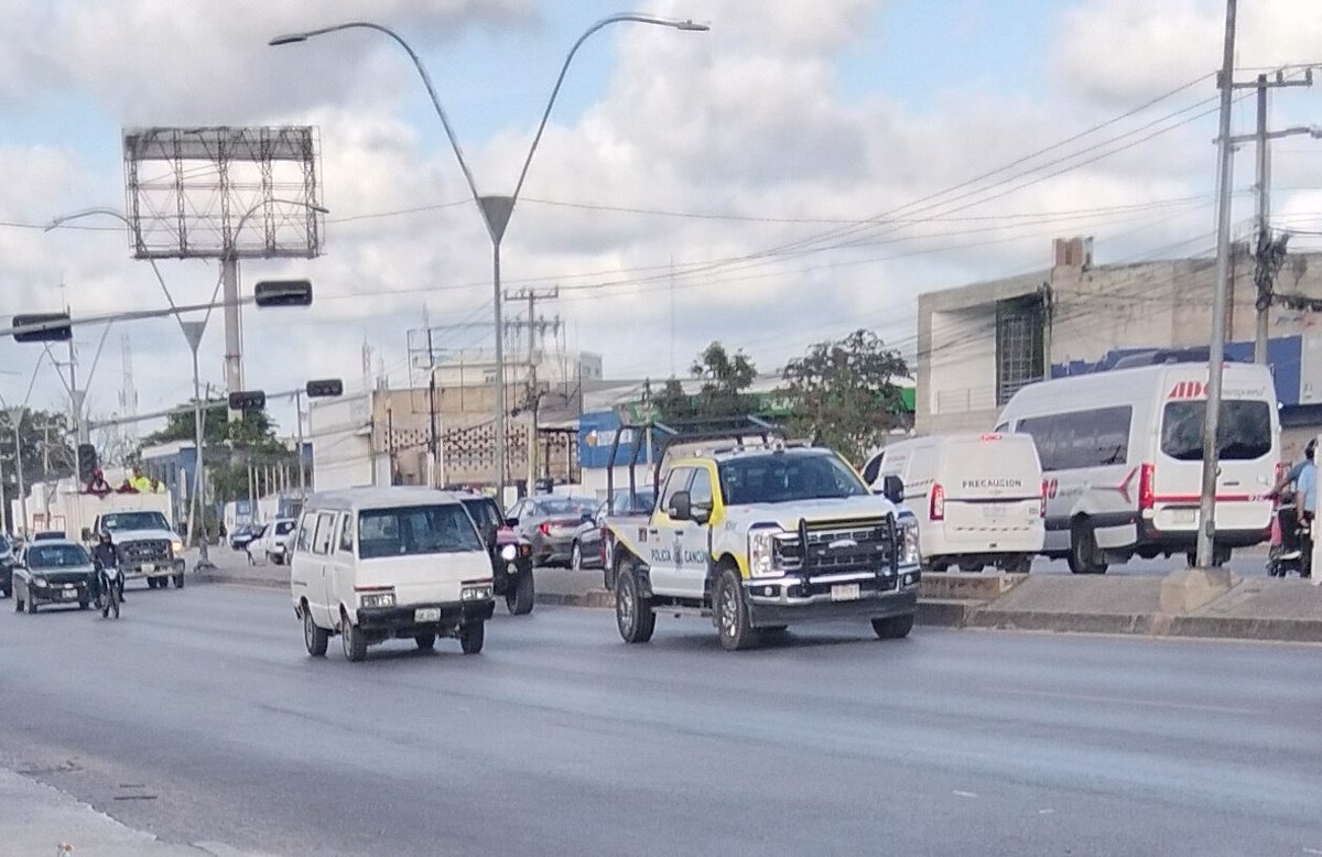 Caos vehicular no funcionan los semáforos av Lopez Portillo y lakin, no hay agente de <a href="/TransitoBJ/">Tránsito de Cancún</a> no sirven para nada