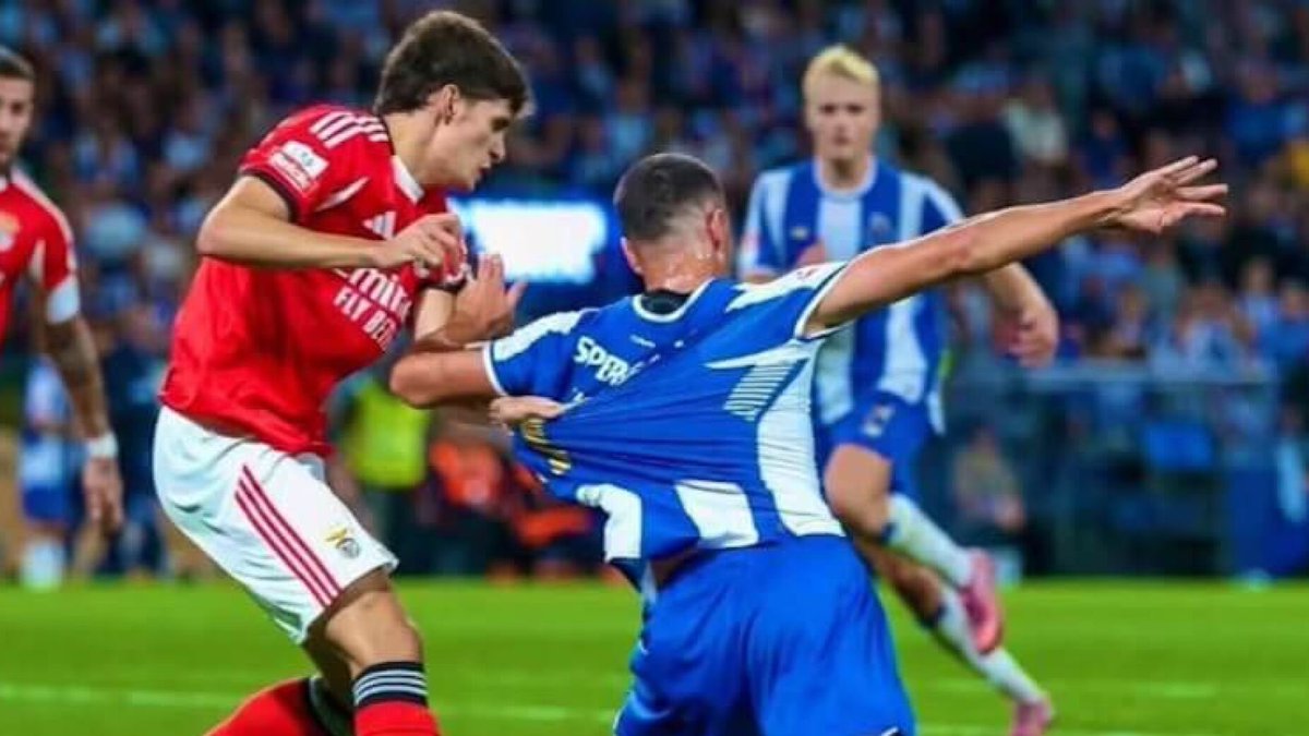 LucasVelho1893's tweet photo. Miguel Nogueira:

– Sporting claramente beneficiado – 1 penálti por assinalar – 1 cartão vermelho que ficou no bolso – O mesmo árbitro que não marcou penálti sobre Deniz Gül frente ao Benfica – O mesmo que falava de “futebol à inglesa”… mas hoje só deu faltas e cartões para um lado

Critérios diferentes? Assim fica difícil.

Os meus parabéns cambada de FDP @FCPorto