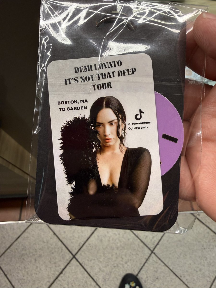 demixready's tweet photo. I GOT A DEMI FREEBIE AHHHH #ItsNotThatDeepBoston https://t.co/a5eiSw1sp1