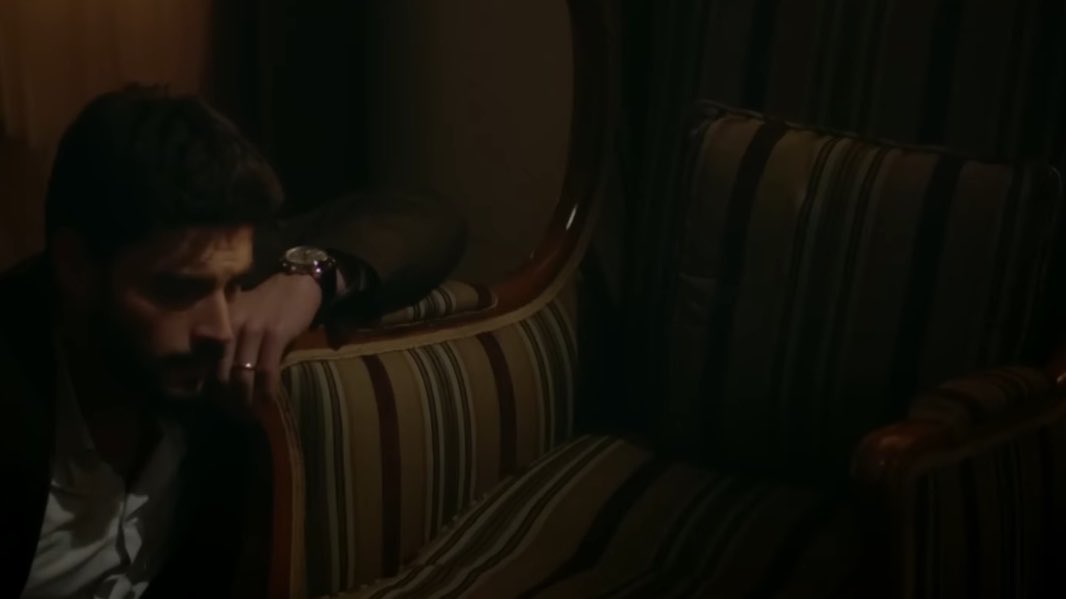 Waytosevda_'s tweet image. If there’s one man in diziland who would physically pass from not being with the love of his life it’s him, he can’t sleep eat breath ‘if there’s no Reyyan there’s no Miran’ he was not lying

#hercai ; #reymir