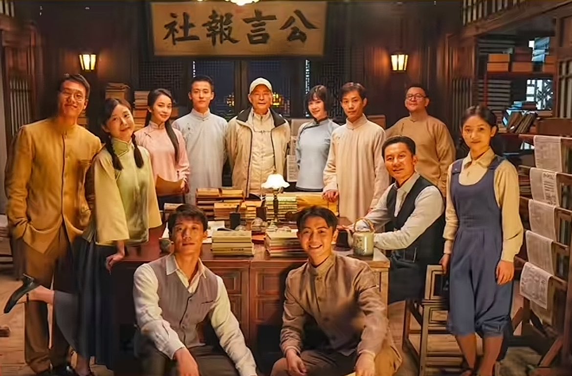 [📸] 260423 | #恰同学少年 update: 

―#InThePrimeofLife new group photo with Director Chen Guoxing !!

#YoungSchoolmates #YoungComrades  #TaoSiyong #林博洋 #LinBoyang