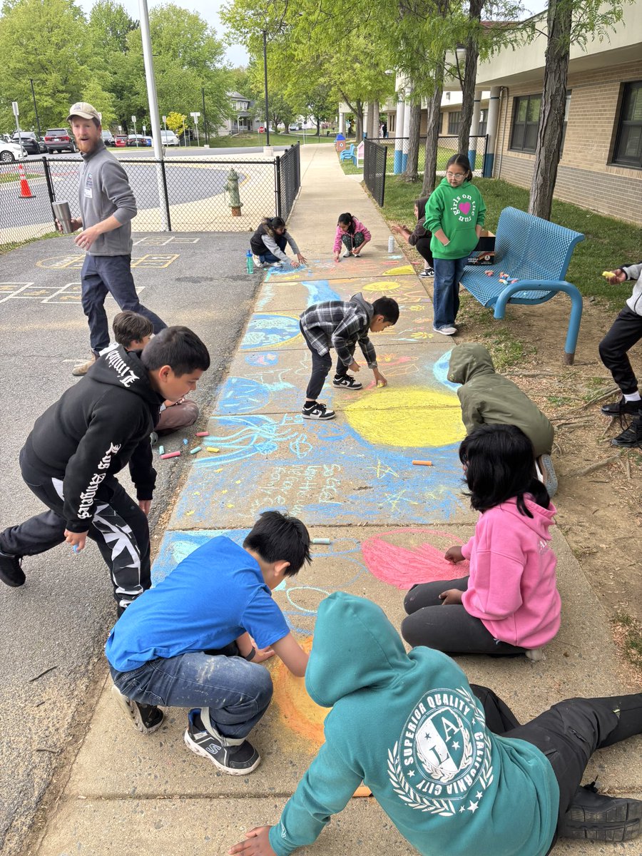 FinestEducator's tweet photo. An absolutely awesome Earth Day at Flower Hill thanks to many community volunteers from MCPS, Habitat for Humanity, and Nature Forward! Shout out to Ms. King for organizing such a meaningful day! https://t.co/RQSXb6nlZI