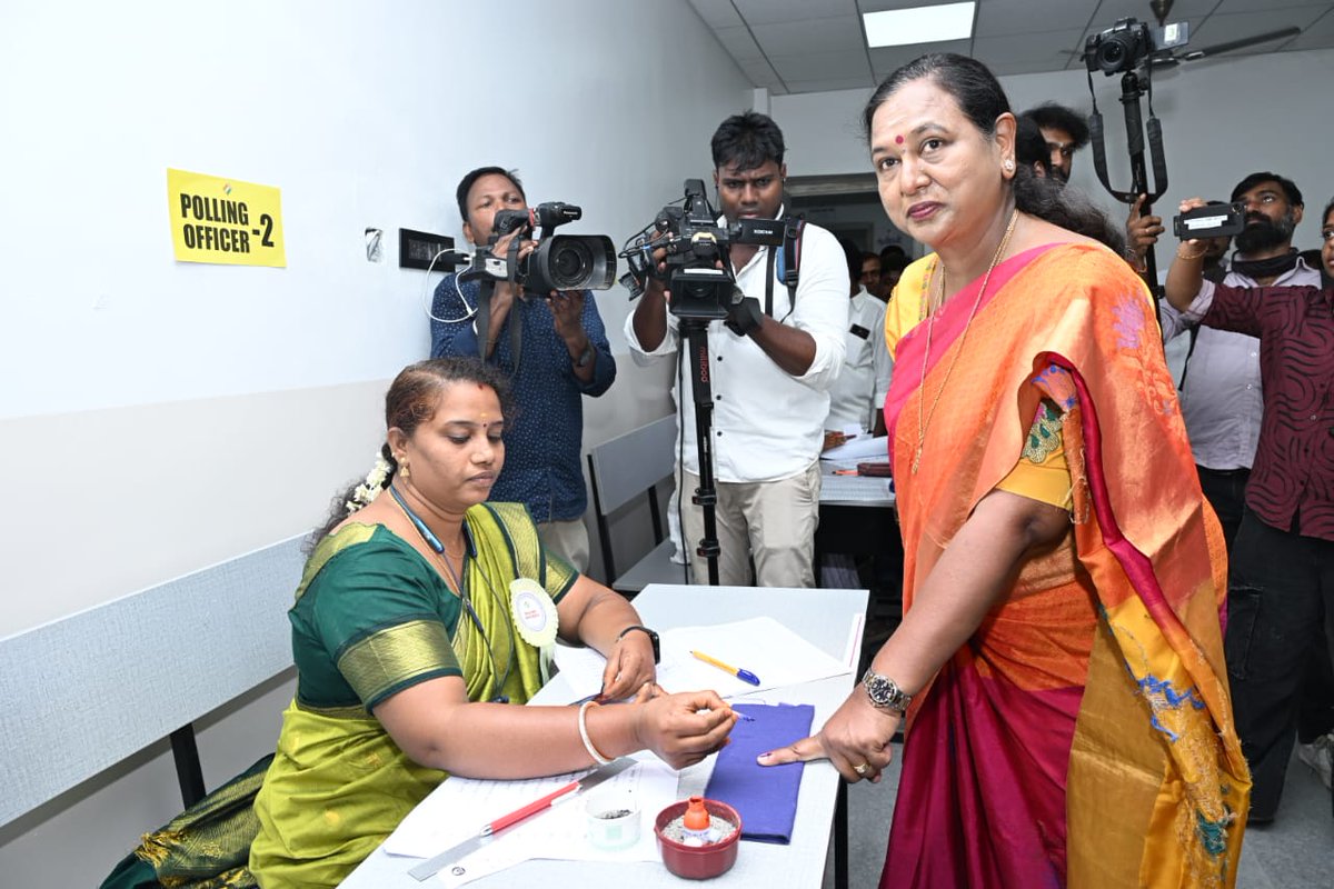 PremallathaDmdk's tweet image. நாள்: 23-04-2026

இன்று என் ஜனநாயகக் கடமையை நிறைவேற்றி வாக்களித்தேன்!

#PremalathaVijayakanth #Democracy #TamilNaduElections #VotingDay #Election2026