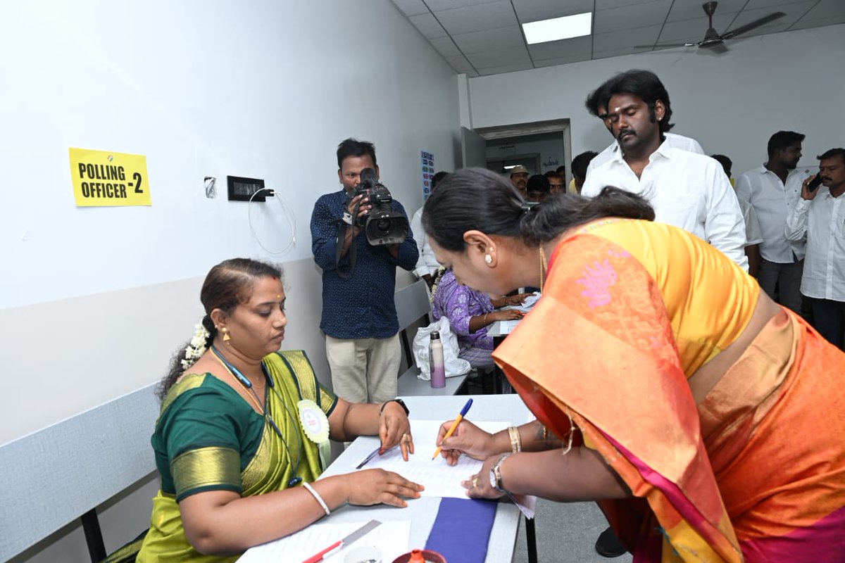 PremallathaDmdk's tweet image. நாள்: 23-04-2026

இன்று என் ஜனநாயகக் கடமையை நிறைவேற்றி வாக்களித்தேன்!

#PremalathaVijayakanth #Democracy #TamilNaduElections #VotingDay #Election2026