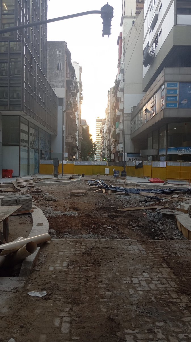 RMOlivan's tweet photo. @gcba Viamonte entre Esmeralda y Suipacha, cerrada hace 9 meses. Avanzan media baldosa por semana. Ni en Trenque Lauquen sin plata te tardan tanto para hacer una cuadra. Cómo se nota que no vivís ni andás por CABA, @jorgemacri... https://t.co/VwRFTQHuNJ