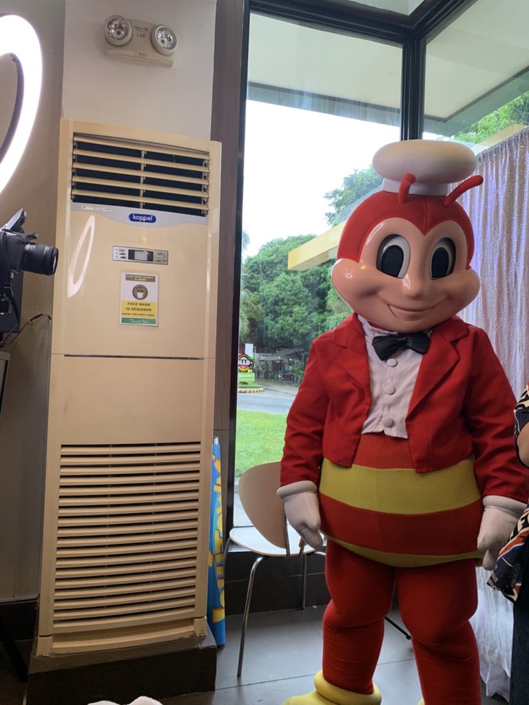 Wag mo kong tignan ng ganyan <a href="/Jollibee/">Jollibee</a> hahaha kyutt!! Tara kain burger steak

TaraSteak with JoshuaGarcia
#PangmalakasangBurgerSteak