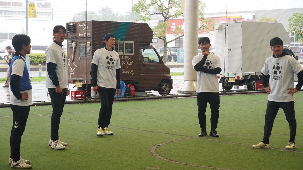 jef_united's tweet photo. 【お知らせ】　　　　　　　　　　　　　　　　　　　　　　　　　　　　　　　　　　　
「JAPANIZE FOOTBALLオシムチルドレントーク＆体験イベント」参加者募集中📣✨

「日本サッカーの日本化」への想いと、「強みに気づく」をテーマにしたトークプログラム🗣️
その後は、フットサルコートで自由に体を動かしていただけるイベントです⚽️
是非「JAPANIZE FOOTBALLオシムチルドレントーク＆体験イベント」へお越しください🔥

●開催概要
【日時】5月10日（日）13:00～15:00（予定）
【会場】KELフットサル蘇我（千葉県千葉市中央区川崎町1-34 GLOBO内）
【対象】全年齢（サッカー経験不問）
【募集人数】トークプログラムは25名（事前申込制） ※応募者多数の場合は抽選
【参加費】無料
【講師】
佐藤勇人さん、羽生直剛さん、市原充喜さん
【モデレーター】細江克弥さん
【主催】JAPANIZE FOOTBALL事務局
【協力】ジェフユナイテッド市原・千葉

詳細はこちらから
https://t.co/ocuTa2X4QU

※画像は昨年行ったイベントの様子です📸

#JAPANIZEFOOTBALL
#jefunited 
#オシムチルドレン