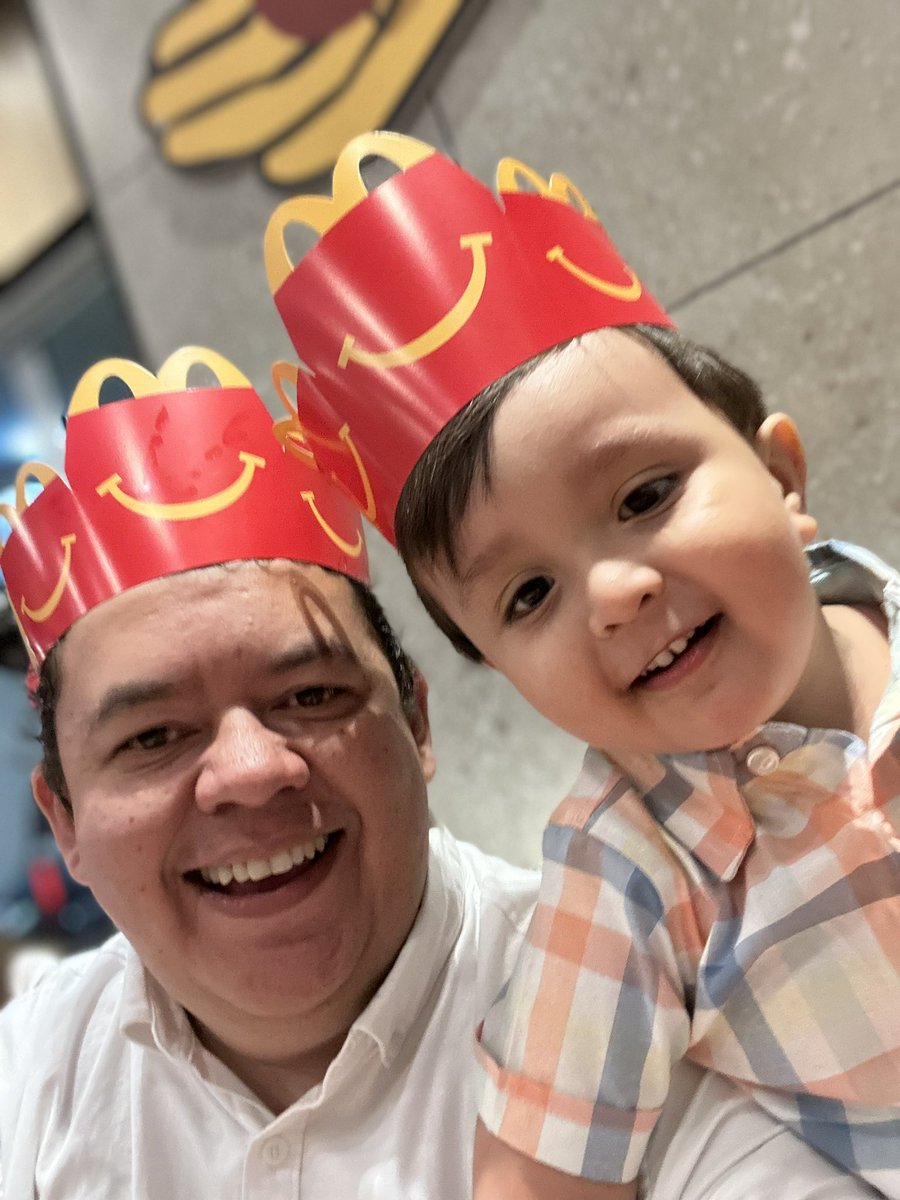 La vida es corta, hay que disfrutarla y luchar por cumplir cada sueño. si mañana dejara este mundo solo diría que cumplí casi todas mis metas, ayude cuando se pudo y no me arrepiento a pesar de los errores y malas decisiones tomadas 🙂