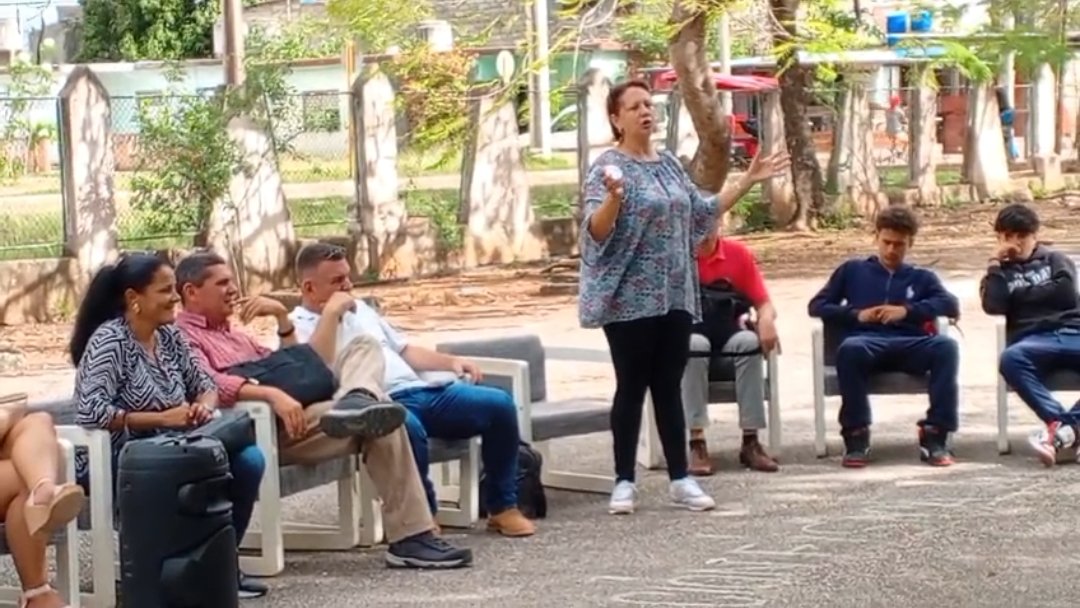 MadeleysL's tweet image. Intercambian directivos de educación con líderes estudiantiles de los centros FEEM en el municipio #Ciego
@FEEM_Cuba 
#LatirAvileño