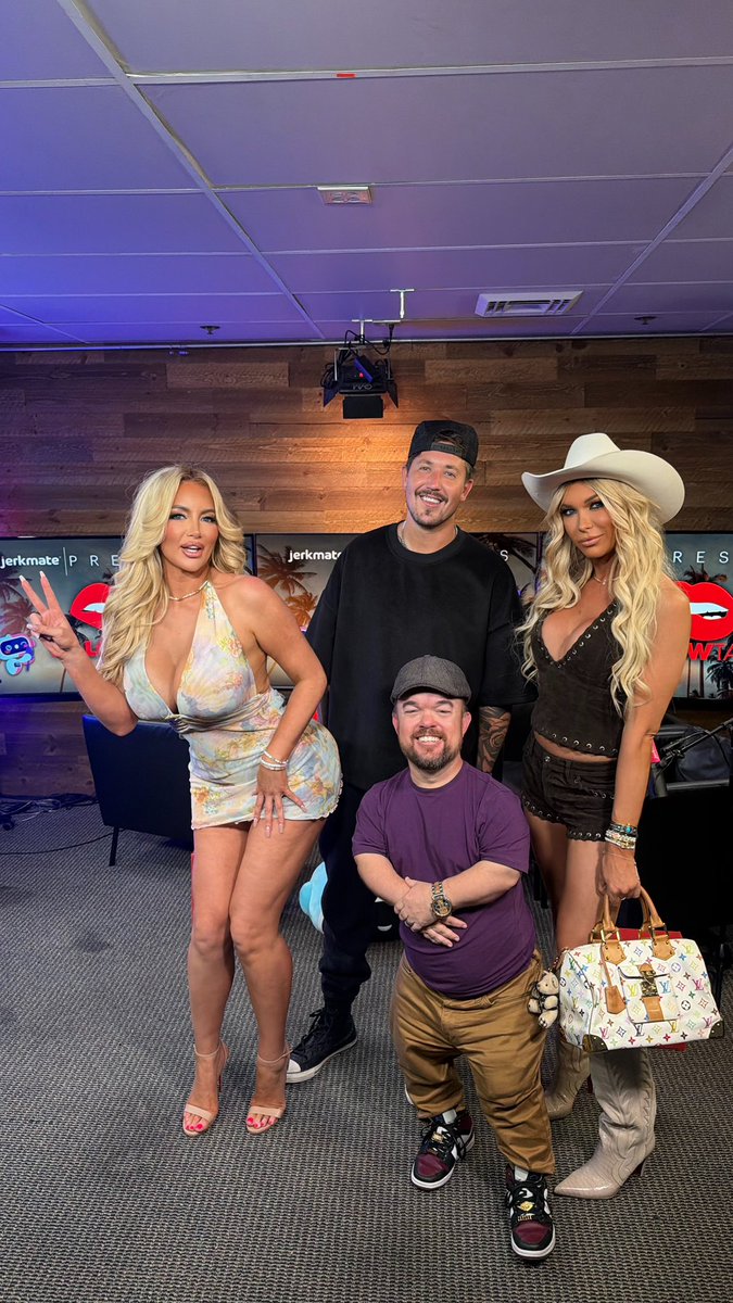 Nicolette Shea tweet media