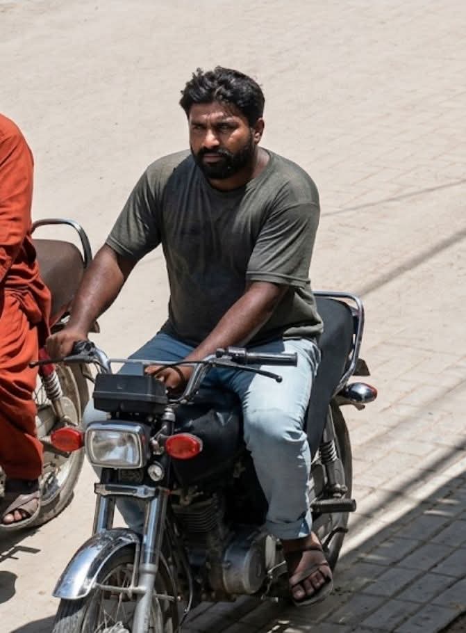 اس شخص کو ڈھونڈنے میں مدد کریں۔
 اس شخص نے کل 21 اپریل 2026 کو میری بائیک 125  ماڈل 2025 کالے رنگ کی گلشن اقبال سے چوری کی ہے جو کہ سی سی ٹی وی کیمرا کی ویڈیو میں بھی واضح نظر آرہا ہے۔
 اگر کوئی شخص اس کو جانتا ہے یا یہ شخص کہیں بھی نظر آئے تو مہربانی کر کے نیچے دیے گئے نمبر پر