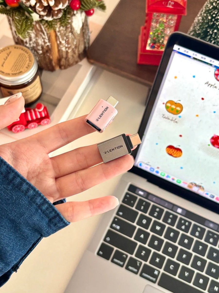 LentionOfficial's tweet image. Small but mighty! 🚀 Bridge the gap between your tech with the LENTION USB-C to 3.0 Adapter.
⚡️ 5Gbps speed
🔌 Plug &amp;amp; Play
🤝 Anti-slip grip
No port? No problem. Level up your gear! 💻✨ 
🔗 bit.ly/4uKLsXJ

#Lention #USBCHub #adapter #USBCtoUSB #TechEssentials