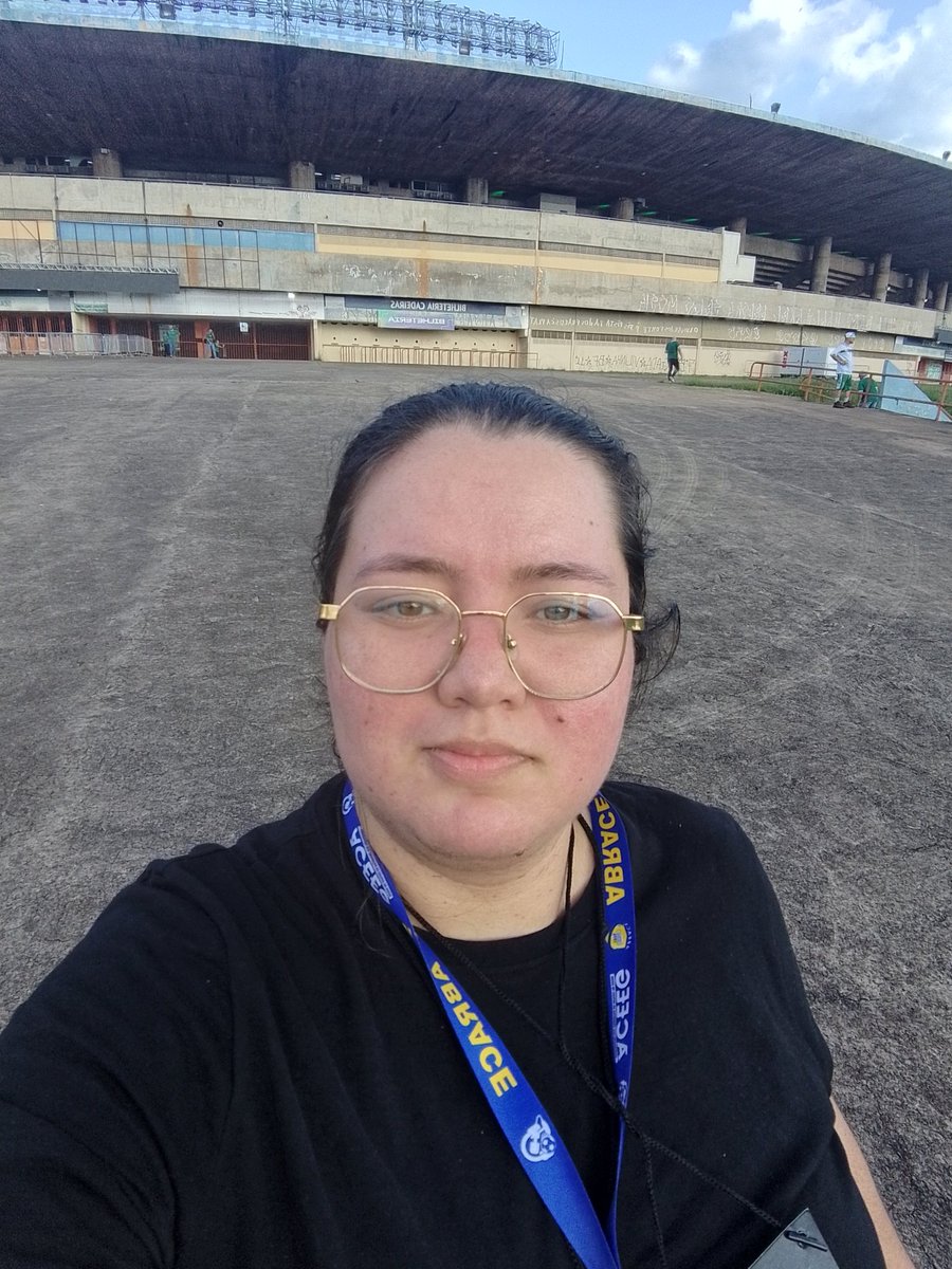 Sou a pessoa que cresceu no Serra Dourada, desde os 5 anos com meu pai, depois meu irmão e até aos jogos sozinhas e depois trabalhando. É difícil explicar a "mágica" do Serra para quem não viveu essa amor.
Fiz o possível e até beirei o impossível para trabalhar nessa partida de