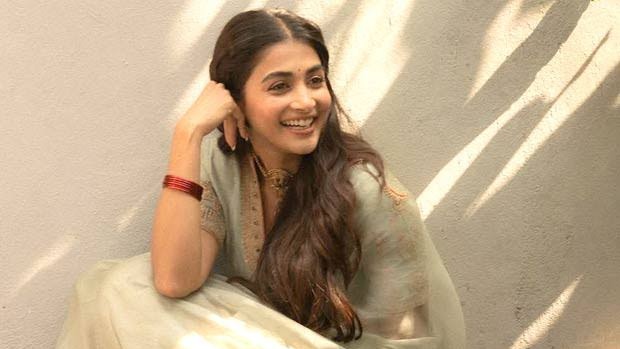 cinemabazaarrr's tweet image. #PoojaHegde faces tough phase after flops like #Deva and #Retro with no solid hit in recent years From #RadheShyam to #Beast #Acharya #Cirkus #KisiKaBhaiKisiKiJaan her streak of failures continues

#JanaNayagan delay and leak plus negative response to #HaiJawaniTohIshqHonaHai add