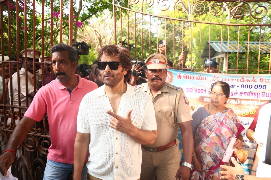 Chiyaanajith7's tweet image. Look la Hollywood hero kuta adichikka mudiyathu 🥵🔥🔥
@chiyaan 💥
#ChiyaanVikram #Chiyaan63 
#Electionday