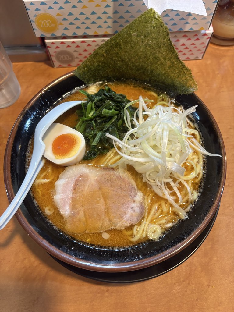 西荻家
辛とんこつラーメン大盛り
