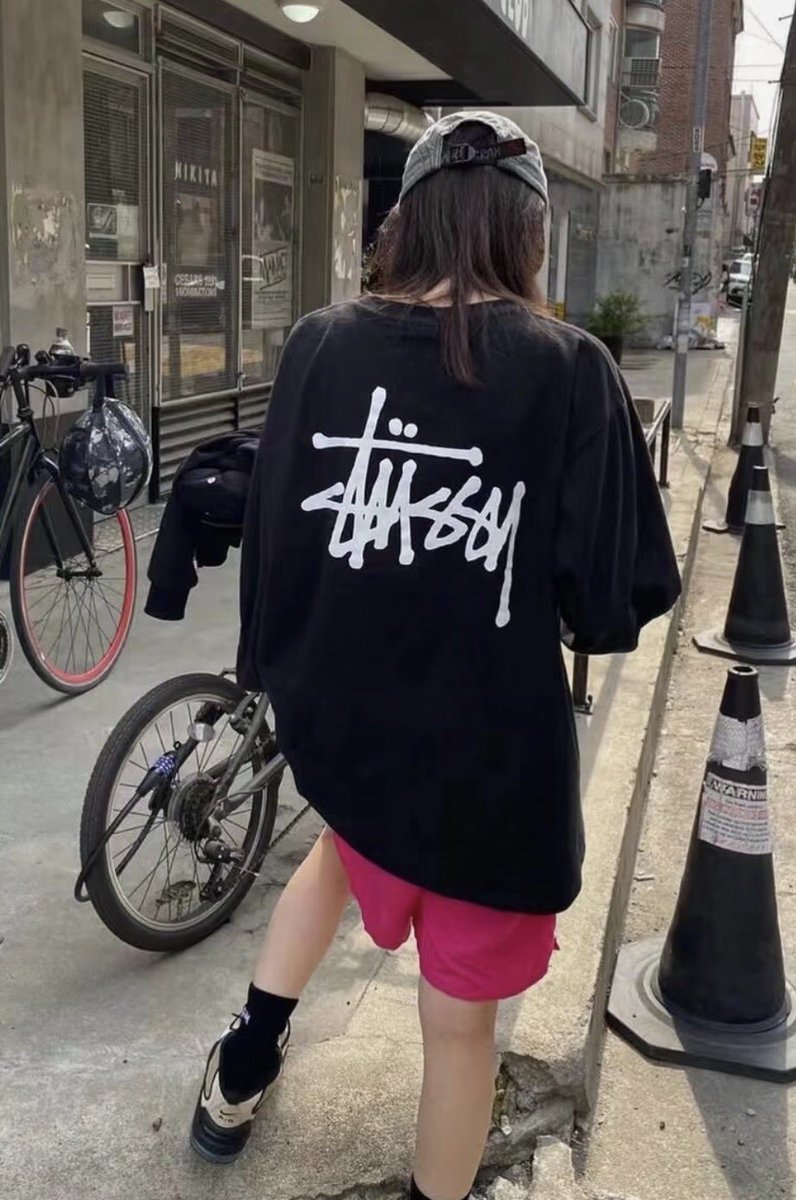 Aom_bf's tweet photo. stussy basic tee ยังพรีได้เรื่อยๆ นะคะ ลายนี้ต้องมีติดตู้ไว้ 🎱🤍 ราคาป้ายตอนนี้มี 5 สี มีครบไซส์ทุกสีค่า — 2,090฿ รวมส่ง ems ส่งแอร์ 🪽* https://t.co/0kya83uokQ