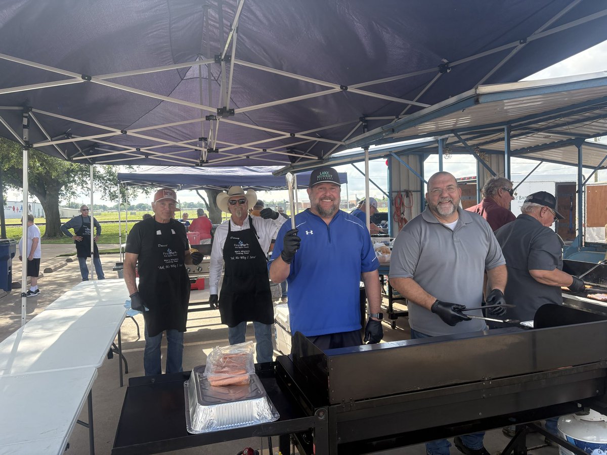 MBrettHoyle's tweet photo. I am so thankful for the awesome team of servants from First Burk as we cooked hot dogs, served cotton candy and loved our community at BISD Family night https://t.co/2TkhjtpBpM