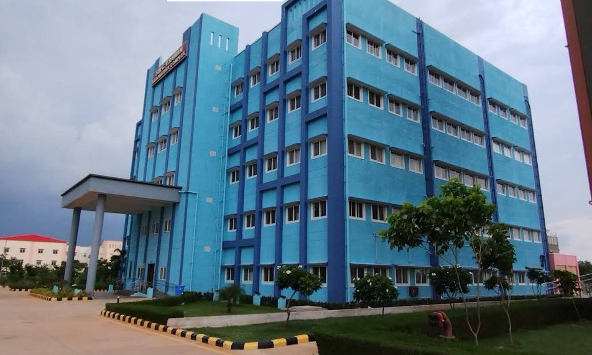 AP_CRDANews's tweet photo. 🏛️National Institute of Technology, Tadepalligudem (NIT-AP)

🔸Don't know who designed this campus? But one of the worst colour combinations &amp; designs seen in my life. Not asking for classic architecture, but at least good colour combos🤦🙆

#AndhraPradesh #NITAP @NITANDHRA2015 https://t.co/kncHoYnbci