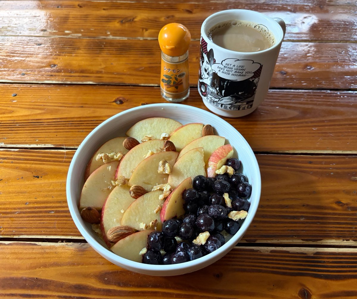 vegelovecat's tweet image. 昼飯は十割蕎麦茹でてとろみ蕎麦にしたよ  ネギ人参キャベ外葉小松菜油揚げ入り そば湯も
朝飯はポリッジ ソイラテ
 #vegan #ヴィーガン #保護猫を家族に #保護犬を家族に
ミズさん都合によりハーネスつけっぱになっていて申し訳ない カラー外したらもうつけるの嫌になりそうで💦