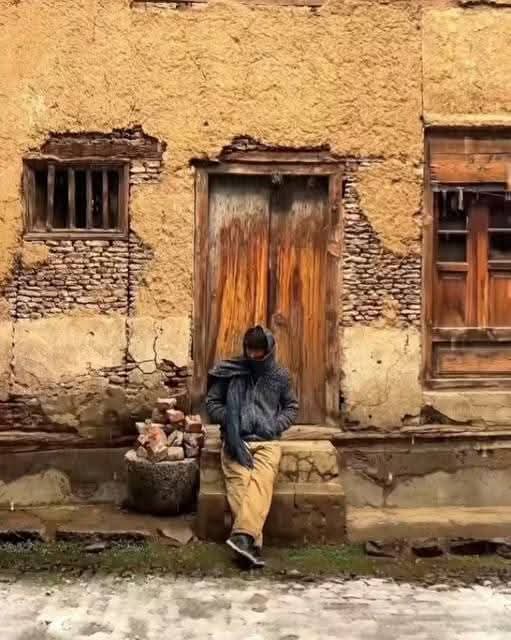 ایک گزرے ہوئے لمحے میں پڑا ہوں کب سے
زندگی رکھ کے مجھے بھول گئ ہو جیسے
#قومی_زبان