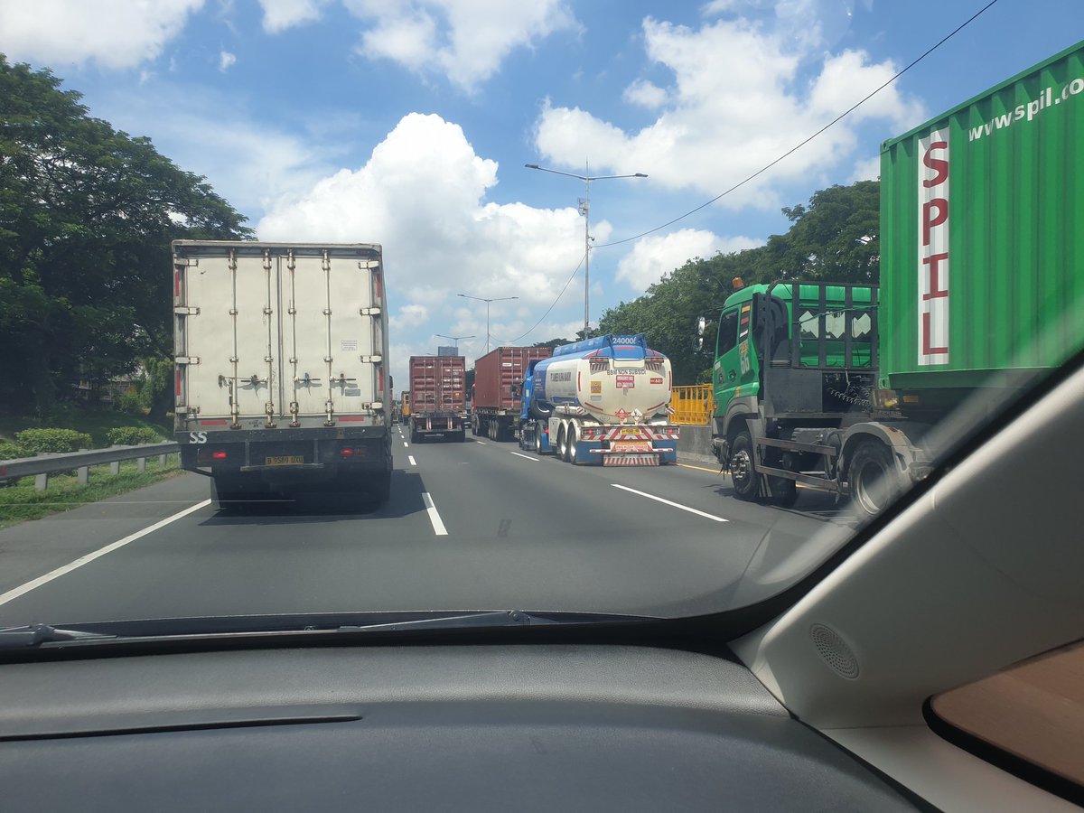 MrTransporter_'s tweet photo. 3 jalur truk kabeh wes wes pak pol nya dmn..  sidak deh tiap hari ditilang truk nya masa mobil terus yg ditilang kalau di tol @e100ss @Lantas_Surabaya pd akhirnya mobil ambil lajur kiri https://t.co/dlNvpJCEzJ