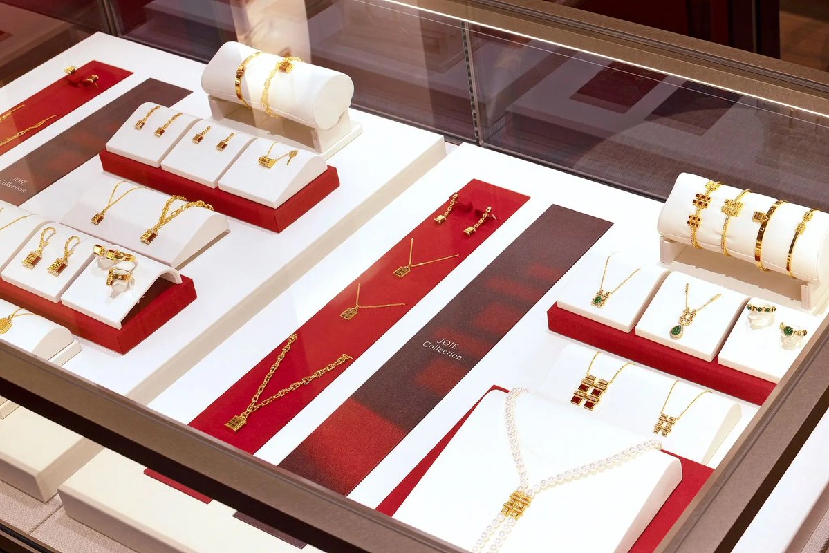 งานขุนพลอันนี้ของแบรนด์ chow tai fool เป็นร้าน jewellery จากจีนที่มาเปิดสาขาในไทย แล้วมีแบรนด์แอมคือ หยางหยาง ✨💍

( ใครเคยบอกว่าตอนขุนเล่นเกมแล้วเหมือนหยางหยาง งานนี้ต้องไปนะะะ ) #KHUNPOL