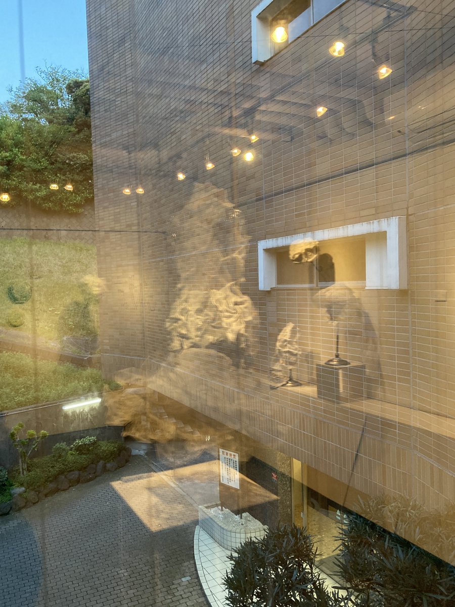 kumin_m's tweet image. ストライプハウスギャラリー（六本木）での個展、無事終了いたしました
みなさんに感謝です
次に進むために様々な力をいただくことができました
ありがとうございました

画像はガラス窓に映ったの会場風景です

#KUMIN作品 #ファッションアート #hat #個展 #ストライプハウスギャラリー