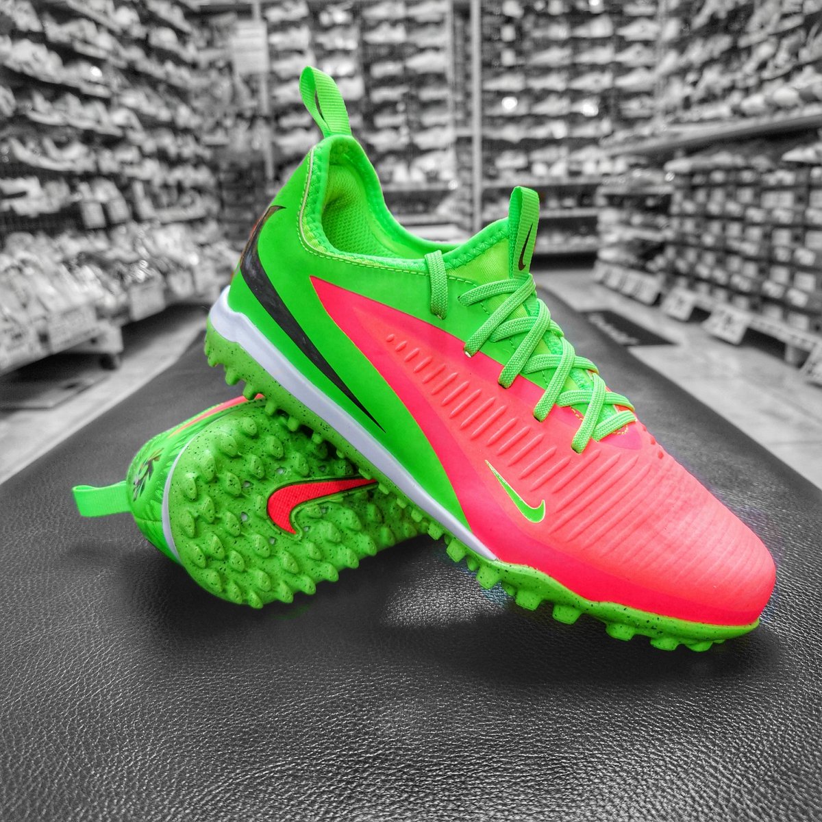 t_hachioji's tweet image. #nike
#Haaland シグネイチャーモデル🇳🇴⛵️
ファントム6 LOW アカデミー TF EH

2026 NEWカラー 🟧🟩
JRトレシュー 本日発売！

先日の #ManCity 対 #Arsenal 
#プレミアリーグ 天王山で決勝ゴールを決めた #ハーランド 選手がこのカラーを着用していました🏴󠁧󠁢󠁥󠁮󠁧󠁿

#nikefootball
#ときわスポーツ
#八王子