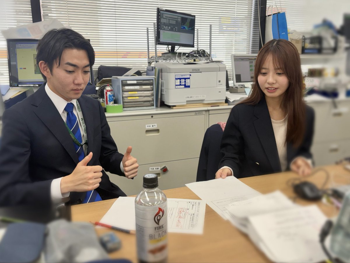ym_3105's tweet photo. 新人の田中耕成アナウンサーの読み指導をする２年目になった平井アナ📝
頼もしい後輩が増えています🤓 https://t.co/kaCBOG0OX3