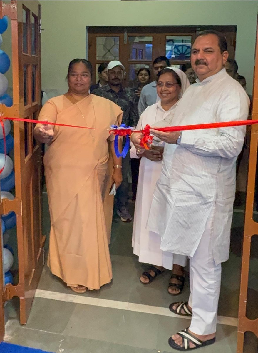 ravisharma_mla's tweet image. आज सेण्ट फ्रांसिस कॉन्वेण्ट इण्टर कॉलेज, झाँसी में #AI &amp;amp; #Robotics #Lab का प्रधानाध्यापिका एवं अध्यापिकाओं के साथ फीता काटकर शुभारम्भ किया।
आधुनिकता की दिशा में यह एक महत्वपूर्ण कदम है, जो छात्राओं के सशक्त, सक्षम और उज्ज्वल भविष्य के निर्माण में अत्यंत सहायक सिद्ध होगा। (1/2)