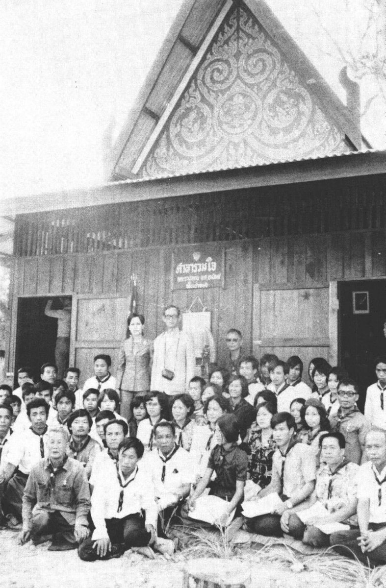 kumarai3476's tweet photo. สมเด็จพระนางเจ้าสิริกิติ์ พระบรมราชินีนาถ พระบรมราชชนนีพันปีหลวง ทรงพระราชดำริให้จัดสร้าง “ศาลารวมใจ” ขึ้น เพื่อเป็นห้องสมุดอเนกประสงค์สำหรับประชาชนทุกเพศทุกวัย ทุกระดับความรู้ รวมถึงผู้ที่อ่านหนังสือไม่ออกในพื้นที่ห่างไกล https://t.co/XRKTMPlltW