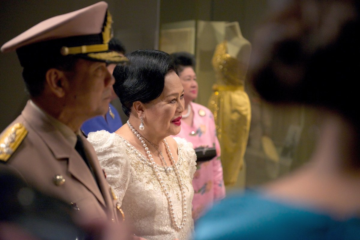 kumarai3476's tweet photo. สมเด็จพระนางเจ้าสิริกิติ์ฯกราบบังคมทูลขอพระราชทานพระบรมราชานุญาตจากพระบาทสมเด็จพระมหาภูมิพลอดุลยเดชฯ ใช้อาคารหอรัษฎากรพิพัฒน์ เป็นที่ตั้งของพิพิธภัณฑ์ผ้าในสมเด็จพระนางเจ้าสิริกิติ์ฯเพื่อเป็นแหล่งศึกษาค้นคว้าเกี่ยวกับผ้าไทย และประวัติศาสตร์เครื่องแต่งกายของคนไทย https://t.co/dOPMg0TJ9R