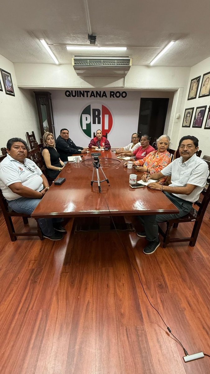 PRIQRooOficial's tweet photo. Fortaleciendo la representación electoral con capacitación continua

Se llevó a cabo de manera virtual la 2da. Sesión de la Segunda Etapa del Seminario de Profesionalización de la Estructura de Representación, dirigido a las y los representantes del PRI ante las Comisiones Distritales de Vigilancia y el Consejo General del OPLE, correspondiente a la tercera circunscripción plurinominal, que incluye al estado de Quintana Roo.

La sesión contó con la participación del Dip. Emilio Suárez Licona como ponente, quien abordó temas clave para el fortalecimiento del trabajo electoral:

Reclutamiento, capacitación y operación de Supervisores Electorales y Capacitadores Asistentes Electorales

Integración de Órganos Electorales

Por Quintana Roo, se contó con la presencia de la presidenta del CDE, Cora Amalia Castilla Madrid, así como de representantes ante los órganos electorales, directivos de los Comités Municipales y miembros del Comité Directivo Estatal.

Con estas acciones, reafirmamos nuestro compromiso con la preparación, organización y defensa de la voluntad ciudadana.