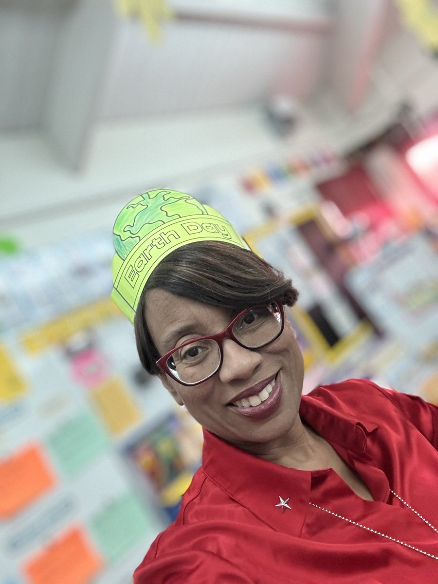 lanisa70's tweet image. Just Connie - Happy Earth Day 
🌎♻️💚👩🏽‍🏫
#23NYSTOY #NevadaSilverStars #Kindergarten