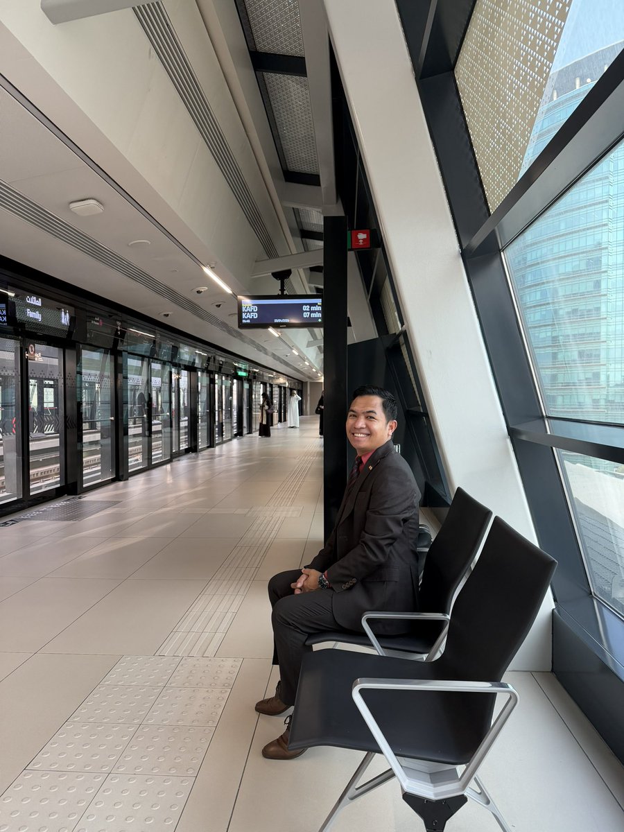 أستقلّ المترو يوميًا إلى العمل عبر الخطّين البنفسجي والأصفر. أشعر بسعادة غامرة لرؤية مشروعٍ عملتُ عليه سابقًا يُصبح واقعًا ويخدم المجتمع.

إنه لشرف عظيم أن أعمل في المملكة العربية السعودية.